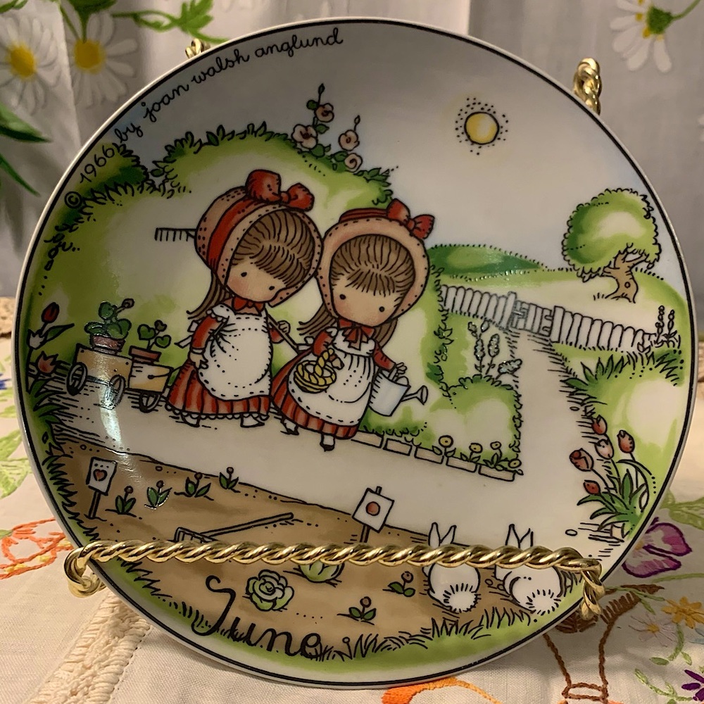 Joan Walsh 1966 June decorative wall hanging plate - Picture 1 of 5